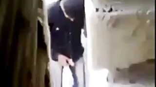 Legg ragazza meitene izdrāž stāv ar savu jauno mīļāko