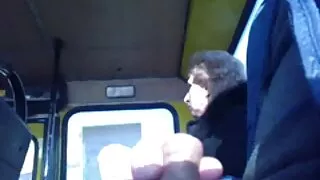 Vīrs norāva viņas vīra zeķes un fucked viņas apaļo pakaļu