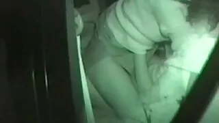 Piedauzīgo meiteni lec uz viņas drauga gailis POV video