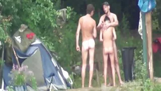 Meitene paņēma pārtraukumu no darba, lai Drāztu ar draugu