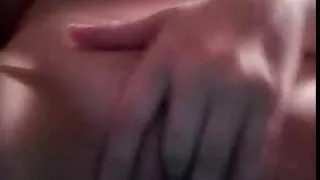 Vecāki devās uz darbu, un brālis un māsa sāka izdrāzt dažādās pozās