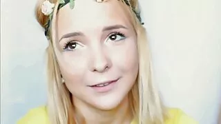 Demure meitene bija sekss ar puisi uz mīksta dīvāna