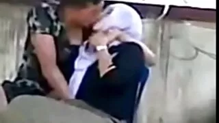 Cāli parādīja viņas sulīgās rozā caurumu cam