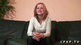Beibe sēž uz sejas nobriedis cilvēks, lai iegūtu Cunnilingus un veikt dziļu orālo seksu