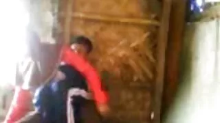 Sūknē black dude, sniedz savu lielo krānu par orālo baudu Draudzene