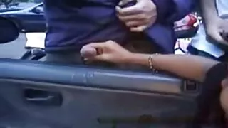 Meitene ar pigtails padevās puisis virtuvē plašu incītis