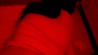 Busty skaistumu kaķis attēlu bauda cilvēka cietā gailis