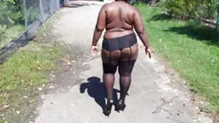 Ebony cop fucks balta āda meitene ar garu gailis