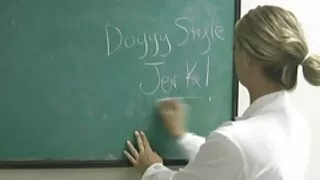 Skinn ragazza meitene spēlēja basketbolu ar brāli un deva sev gailis