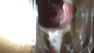 Ilgi haired brunete novilka savu kleitu un ļaut sevi fucked virtuvē