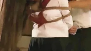 Brunete ir izvirtušais solo guļamistabā un viņas stepdad fucked viņas