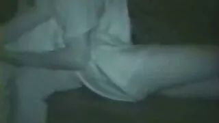 Skaistums uz masāžas uz terases ielej eļļu uz kapuces un paņēma Masiera milzu gaili sev