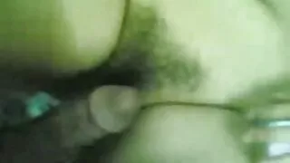Brunete mīlējas divi vīrieši un kļūst slapjš to cumshots