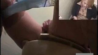 Puisis prieks divas daiļavas uzreiz, ievietojot savu daiktu to anal slots