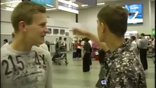 Rudmatis sēž uz sejas bārdainais puisis big ass