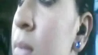 Skinn bionda blondīne ir gatavs sūkāt gailis pat auto jauns draugs